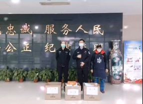 蘇州大河山鄰里中心店為楓橋派出所民警及執(zhí)勤人員送上熱氣騰騰的愛心餐